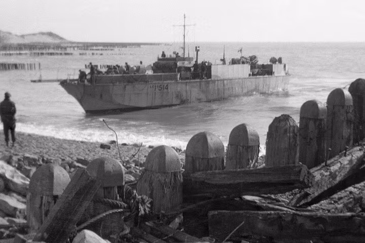 Một tàu đổ bộ của lực lượng bộ binh tiến lại gần bờ biển để đưa các binh sĩ bị thương khỏi Walcheren.