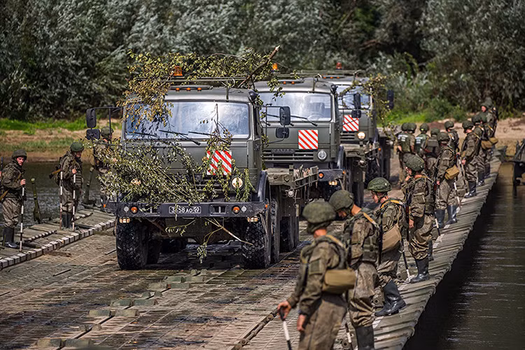 Một đơn vị cơ giới vượt sông trên một cây cầu phao hạng nặng PMP do Công binh Nga triển khai. Nguồn ảnh: Sputnik.