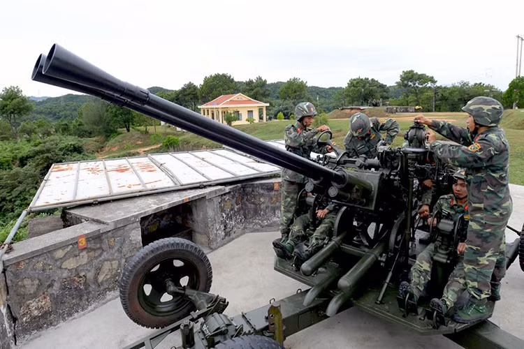 Các khẩu đội về vị trí sẵn sàng bám mục tiêu.