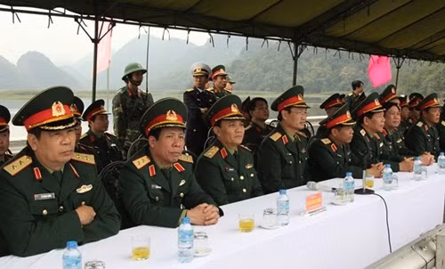 Không quản vất vả, khó khăn, thời tiết lạnh giá, các đơn vị thuộc Binh chủng Công binh và Quân đoàn 1 vừa phối hợp, hiệp đồng chặt chẽ, thực hiện thành công buổi tập luyện trên thao trường vượt chướng ngại nước (Trung tâm Huấn luyện Quốc gia Miếu Môn), với nhiều nội dung bài tập và vũ khí trang bị tham gia, bảo đảm an toàn tuyệt đối. Ảnh: Các đại biểu tham quan.