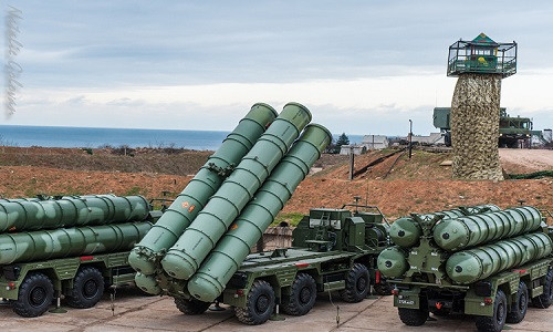 Một khẩu đội tên lửa phòng không tầm xa S-400