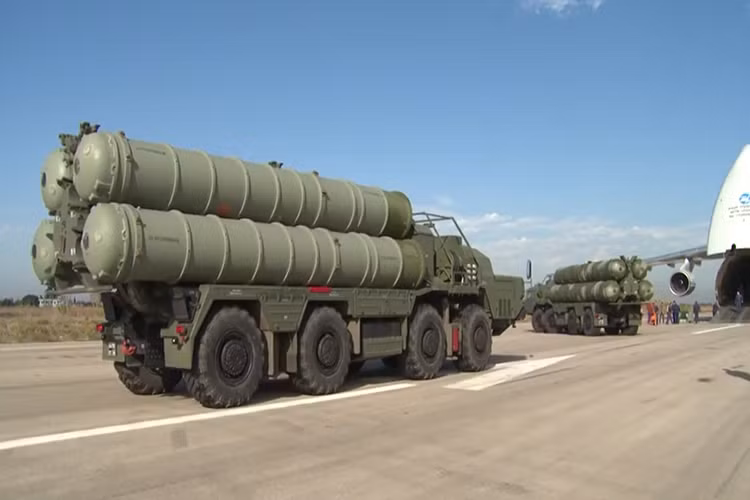 Nguồn tin này tiết lộ, để thực hiện hiệu quả đòn đánh vào những mục tiêu tầm thấp, ngoài loại đạn đặc biệt mới được trang bị, hệ thống S-400 được trang bị loại radar 96L6E. Đây là loại radar có ưu điểm là kết hợp cả tính năng bắt thấp và bắt cao. Nguồn ảnh: RT.