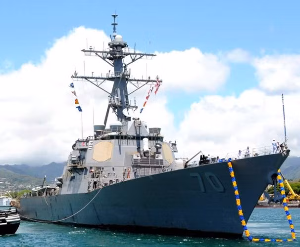 Hệ thống tác chiến tấn công mặt đất: Với các tên lửa hành trình tầm xa Tomahawk, khu trục lớp Arleigh Burke có khả năng tấn công ngay từ trên mặt biển nhằm vào các mục tiêu trên đất liền. Ảnh: seaforces.