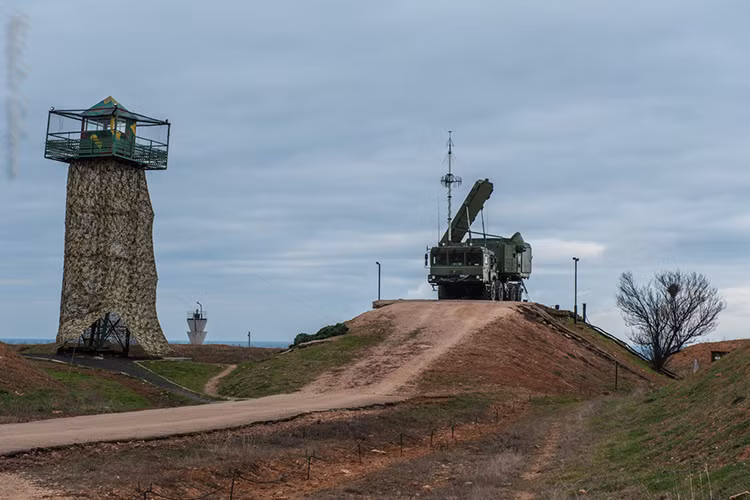 Bên cạnh đó, S-400 còn có khả năng theo dõi 300 mục tiêu và cùng lúc bắn hạ 36 mục tiêu trong số đó. Đặc biệt, nó có thể bắn hạ được các loại tên lửa tấn công chiến lược ở nhiều độ cao khác nhau nhờ vào việc được trang bị tới 5 loại tên lửa đất đối không dành riêng cho từng tầng phòng không. Nguồn ảnh: bmpd.livejournal.