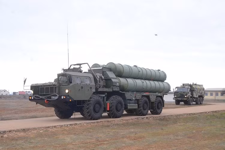 Hình ảnh các tổ hợp phóng di động S-400 mới được Nga chuyển đến gần dãy Cape Fiolent ở Sevastopol thuộc bán đảo Crimea hôm 13/1. Nguồn ảnh: Bộ Quốc phòng Nga.