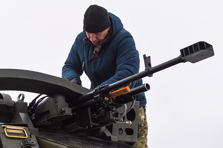 Hình ảnh cụm vũ khí chiến đấu được tích hợp trên robot Nerekhta ta có thể thấy lần lượt là súng máy Kord, súng phóng lựu AGS-30 và súng máy 7.62mm nhiều khả năng là PKT. Nguồn ảnh: tvzvezda.