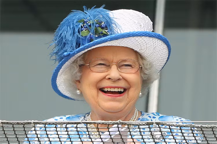 Cũng theo BBC, số tiền trợ cấp mà chính phủ nước này cấp cho Nữ hoàng Anh trong giai đoạn 2018-2019 sẽ tăng lên mức kỷ lục khoảng 82,2 triệu bảng Anh, tương đương 110 triệu đô la. Đó là chưa kể tới các khoản trợ cấp khác mà Nữ hoàng Anh Elizabeth II có thể nhận được từ các hoạt động thương mại do Hoàng gia Anh đại diện. Nguồn ảnh: Insider.