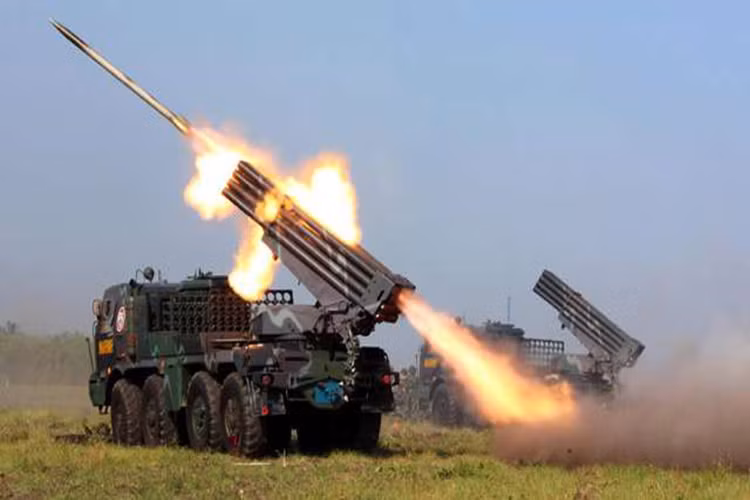 Ưu điểm lớn nhất của RM-70 so với BM-21 Grad là được bổ sung thêm một giá chứa sẵn 40 đạn rocket lắp đặt giữa cabin và giàn phóng, cho tốc độ tái nạp nhanh (ít hơn 2 phút) nhằm rút ngắn thời gian giữa hai loạt bắn. Bên cạnh đó là hệ thống điều khiển hỏa lực cùng thiết bị định hướng thế hệ mới. Nguồn ảnh: islamtimes.org.