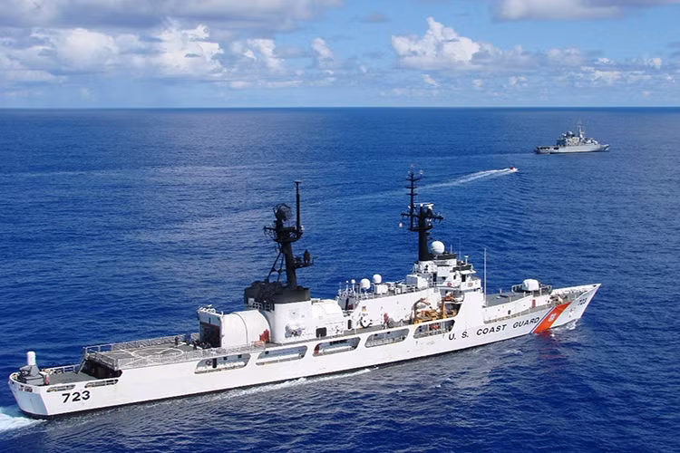 Chiếc Sherman được trang bị hệ thống động lực kết hợp gồm 2 động cơ diesel và 2 động cơ turbine khí, cho tốc độ tối đa 29 hải lý/h (53,7 km/h), tầm hoạt động 14.000 hải lý (22.531 km), thời gian hoạt động trên biển liên tục 45 ngày. Nguồn ảnh: WallsKid