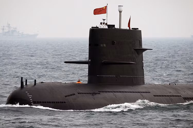 Hiện tại, bằng các tàu Type 093 hầu như không thể đánh giá được năng lực thực sự của các tàu ngầm hạt nhân Trung Quốc bởi lớp tàu ngầm này đã lỗi thời và nó không thực sự hoàn thiện. Trong khi đó năng lực đóng tàu ngầm hạt nhân của Trung Quốc đã tiến bộ hơn rất nhiều so với những năm 1990. Và các tàu ngầm Trung Quốc chắc chắn sẽ không chỉ dừng lại ở quần đảo Senkaku/Điếu Ngư như hôm 11/1. Nguồn ảnh: Business Insider.