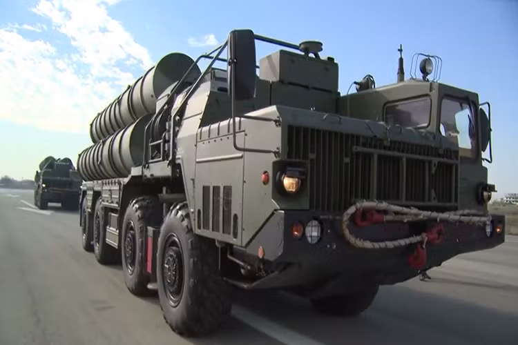 Theo Bộ Quốc phòng Nga, đơn vị S-400 được tăng cường đến Syria là những hệ thống S-400 vừa được trang bị loại tên lửa mới nhất của Nga chuyên đối phó với mục tốc độ cao bay thấp. Nguồn ảnh: RT.