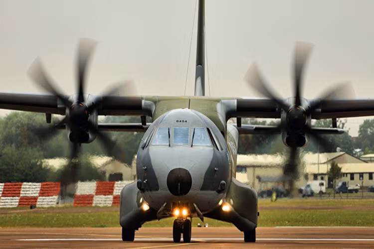 Nhiều khả năng nhiệm vụ của nó chính là vận tải hàng hóa, binh lính chi viện cho các tuyến đảo nhờ khả năng cất hạ cánh đường băng cực ngắn của mình. Bên cạnh đó thì chức năng giám sát biển được giữ lại để làm cánh tay nối dài cho hệ thống cảnh giới trong đất liền. Hình ảnh máy bay vận tải quân sự C-295 của Không quân Việt Nam. Nguồn ảnh: Sputnik