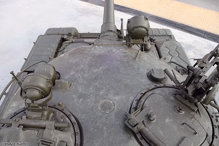 Kho đạn trên xe tăng T-62 gồm 40 viên: 12 viên đạn xuyên giáp APFSDS kiểu BM-3; 6 đạn nổ chống tăng HEAT kiểu BK-4, BK-4M và 22 đạn nổ phá HE OF-18. Ngoài ra nó còn được trang bị các vũ khí phụ như súng máy đồng trục 7.62mm PKT và súng máy hạng nặng 12.7mm DShK. Nguồn ảnh: Vitaly Kuzmin.