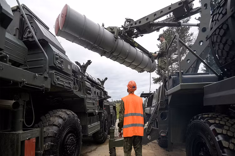 Ngoài việc phóng được tất cả các loại đạn cũ trang bị cho S-300 như 48N6E tầm bắn 150 km, 46N6E2 tầm bắn 200 km thì S-400 còn được bổ sung đạn 48N6E3 tầm bắn 250 km và đặc biệt là loại 40N6 tầm xa tới 400 km. Nguồn ảnh: gazeta.ru.