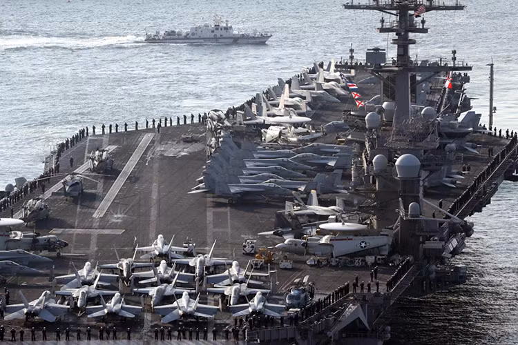 Về cơ bản USS Carl Vinson có thể phục vụ hoạt động cho tới 90 máy bay các loại gồm từ trực thăng, máy bay chiến đấu, máy bay vận tải, máy bay báo động sớm. Cùng với đó là thủy thủ đoàn hơn 6.000 người. Nguồn ảnh: The Straits Times.
