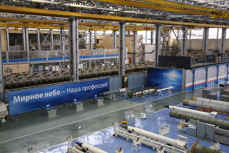 Nguồn tin này cũng khẳng định, "Việc thực hiện hợp đồng đã bắt đầu, lô hàng đầu tiên đã được gửi đến Trung Quốc". Tuy nhiên, nguồn tin này lại không tiết lộ liệu các tổ hợp S-400 cho Trung Quốc có gì khác biệt với các phiên bản nội địa của Nga hay không. Nguồn ảnh: livejournal.com.