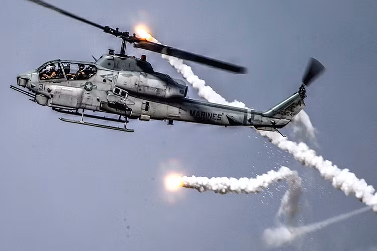 AH-1W nói riêng và AH-1 nói chung là một trong hai dòng trực thăng tấn công thành công nhất của Quân đội Mỹ. Ở biến thể AH-1W, nó được trang bị hai động cơ General Electric T700-GE-401 cho phép chiếc trực thăng này di chuyển với vận tốc hơn 300km/h, với phạm vi tác chiến hơn 530km và có trần bay 3.200 mét. Nguồn ảnh: Air Source.