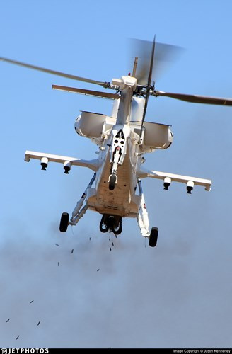 AH-2 Rooivalk cũng có khả năng gây nhiễu (một trong những phương pháp tác chiến điện tử hiện đại) và được trang bị các hệ thống bắn pháo sáng chuyên dụng cho không quân. Ảnh: Jetphotos.