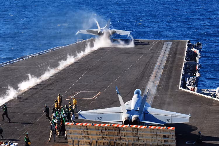 Hiện vẫn chưa rõ trong chuyến thăm chính thức Đà Nẵng vào tháng 3 tới tàu sân bay USS Carl Vinson có đi kèm biên đội tàu hộ tống hay không cũng như thời gian chính thức tàu sân bay này đến Việt Nam. Nguồn ảnh: Wikimedia.