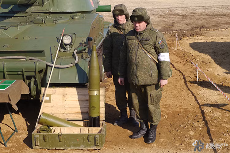 Cơ cấu ổn định bằng cánh lái đuôi và nhận diện phản xạ laser cho phép Krasnopol tấn công chính xác mục tiêu với sai số chỉ vài mét và thậm chí là tiêu diệt được cả các mục tiêu cơ động. Hình ảnh một khẩu pháo 2S3 Akatsiya được trang bị đạn dẫn đường Krasnopol. Nguồn ảnh: dingrussia.ru.