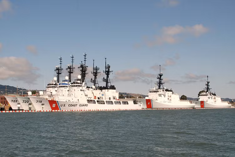 Lớp tàu tuần duyên Hamilton được lực lượng Tuần duyên Mỹ đưa vào trang bị từ cuối năm 1960 với 12 tàu được đóng mới, đây cũng là lớp tàu tuần tra ven biển tốt nhất của Mỹ trong nhiều thập kỷ trước khi các tàu tuần duyên tiên tiến lớp Legend xuất hiện. Nguồn ảnh: Wiki.