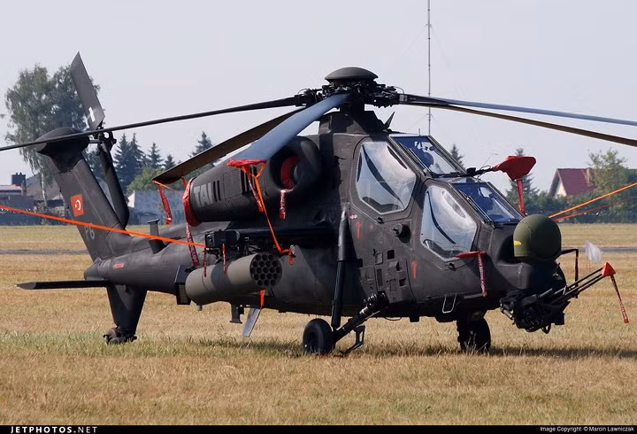 Hai bên hông máy bay được bố trí 2 cánh nhỏ với 4 điểm treo cho phép mang rocket, tên lửa. Ảnh: Jetphotos.