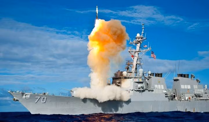 Chiều dài của khu trục hạm lớp Arleigh Burke là 154m. Ảnh: seaforces.