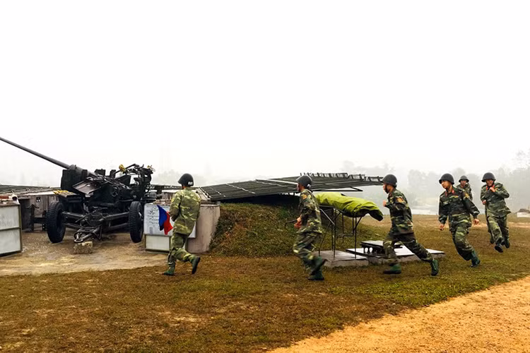 Khẩu đội Pháo Phòng không 57mm cơ động vào vị trí chiến đấu.