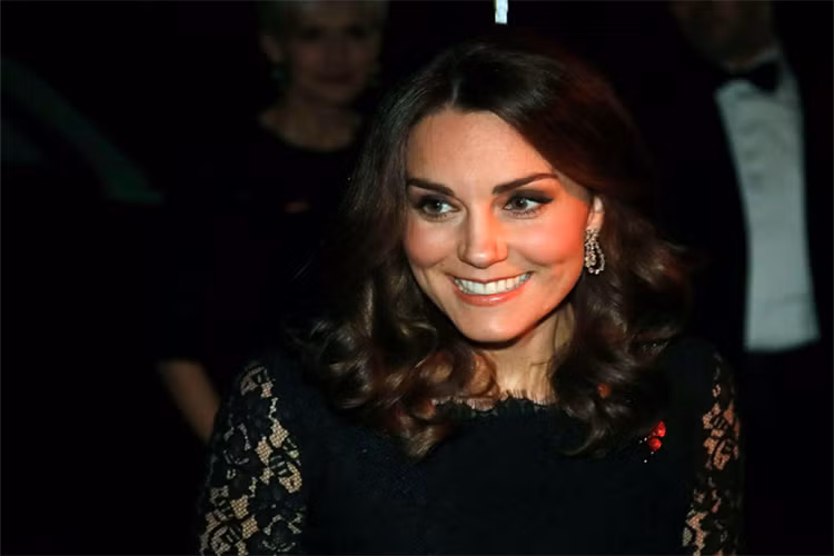 Dù là thành viên Hoàng gia Anh với lịch trình các hoạt động hay sự kiện khá bận rộn, nhưng Công nương Kate Middleton – vợ của Hoàng tử William vẫn có sự nghiệp của riêng mình. Thu nhập của vị công nương này mỗi năm ước tính 45.000 USD. Nguồn ảnh: Insider.