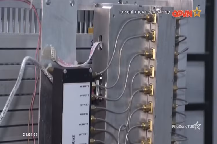 Ưu điểm của mô hình radar này là tùy theo yêu cầu kỹ chiến thuật đặt ra có thể thay đổi giản đồ hướng cánh sóng trong mặt phẳng góc tà để ưu tiên bắt mục tiêu ở vùng đằng cao, vùng xa, thậm chí là hướng xuống góc tà âm để bắt mục tiêu bay tầm thấp hoặc tàu mặt nước. Nguồn ảnh: QPVN.