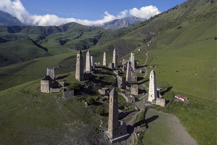 Một phức hợp kiến trúc cổ gồm các tháp Ingush thời trung cổ, thuộc dãy núi Caucasus, bên trong Khu bảo tồn thiên nhiên Erzi. Nguồn ảnh: TASS.