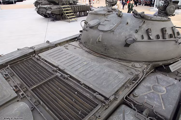 Hình ảnh cuối cùng về T-62 Obr.1972 ta có thể thấy, phía sau tháp pháo của nó có một cửa sập nhỏ và cửa sập này có nhiệm vụ đẩy vỏ đạn ra ngoài sau mỗi phát bắn của pháo U-5TS. Nguồn ảnh: Vitaly Kuzmin.