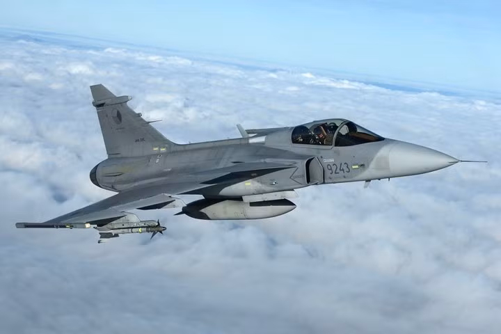 Ngoài ra, Saab JAS 39 Gripen còn có 6 giá treo vũ khí giúp chiến đấu cơ này có thể trang bị nhiều loại tên lửa và bom hết sức đa dạng.