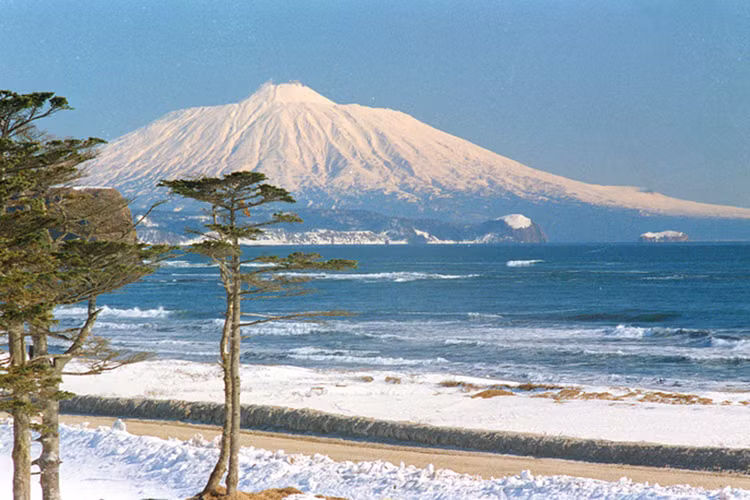 Núi lửa Tyatya nằm ở phía đông bắc của đảo Kunashir thuộc quần đảo Kuril và một phần của khu bảo tồn thiên nhiên Kurils. Nguồn ảnh: TASS.