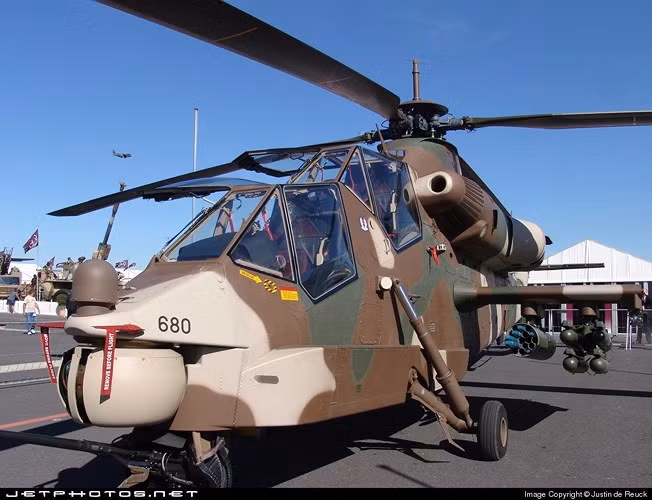Trực thăng tấn công AH-2 Rooivalk (chim cắt đỏ) là phiên bản máy bay chiến đấu lên thẳng do tập đoàn công nghiệp quốc phòng Atlas Aircraft Corporation, tiền thân của tập đoàn Denel Aviation của Nam Phi hiện nay, nghiên cứu và chế tạo. Ảnh: Jetphotos.