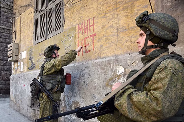 Binh sĩ Nga thực hiện đánh dấu một khu vực tình nghi có vật liệu nổ tại một khu dân cư ở Aleppo, Syria sau khi thành phố này được giải phóng. Nguồn ảnh: Sputnik.