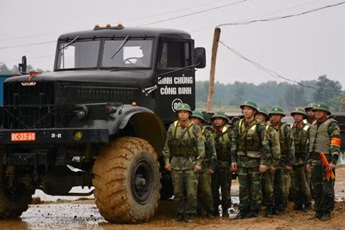  Bộ đội Công binh sẵn sàng làm nhiệm vụ.