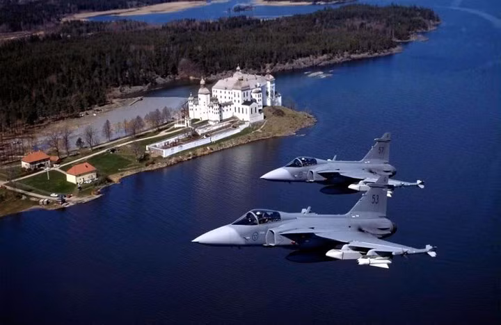 Ngoài ra, hệ thống radar Ericsson danh tiếng giúp Saab JAS 39 Gripen có được "đôi mắt tinh tường" dễ dàng phát hiện, theo dõi nhiều mục tiêu một lúc.