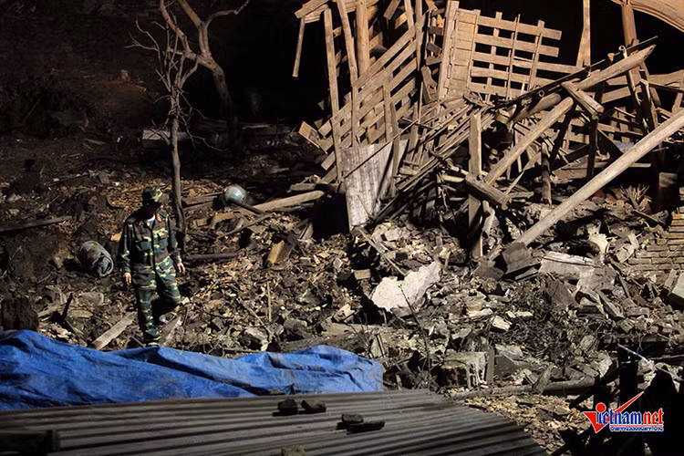 Khoảng 20 chiến sĩ công binh cần mẫn làm nhiệm vụ. Ở khu vực tâm của vụ nổ, lực lượng chức năng đã phong tỏa từ xa, không cho người dân đến gần hiện trường vụ nổ ở Bắc Ninh.