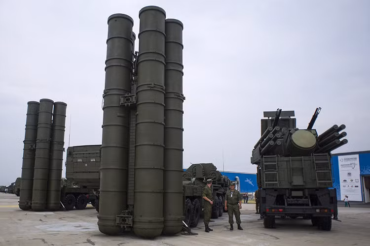 Hợp đồng S-400 giữa Trung Quốc và Nga được ký kết vào năm 2014, nhưng đến năm 2015 phía Nga mới xác nhận hợp đồng trên. Lộ trình chuyển giao S-400 cho Trung Quốc cũng được Nga thực hiện theo đúng như tuyên bố trong năm 2016 và nhiều khả năng sẽ kết thúc trong năm 2019. Nguồn ảnh: European Security.