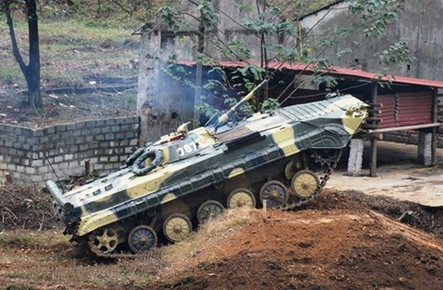 Xe cơ giới cơ động trên địa hình khó khăn, phức tạp.