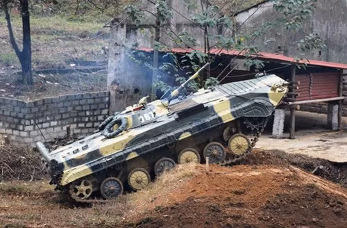 Xe cơ giới cơ động trên địa hình khó khăn, phức tạp.