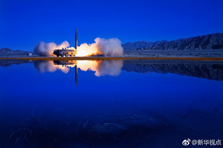 Việc Trung Quốc sử dụng DF-11 trong một cuộc diễn tập bắn đạn thật quy mô lớn là điều khá hợp lý, khi mẫu tên lửa SRBM này đã có tuổi đời gần 50 năm. Trong khi đó Quân đội Trung Quốc lại đang muốn “trẻ hóa” lực lượng tên lửa chiến lược. Nguồn ảnh: 81.cn.