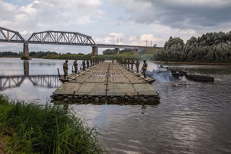 Lực lượng công binh Nga triển khai cầu phao qua sông Klyazma ở Moscow trong một cuộc diễn tập. Nguồn ảnh: Sputnik.
