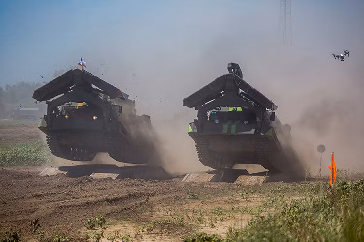 Xe công binh hạng nặng BAT-2 của Công binh Nga tham gia vòng loại Army Game 2017. Nguồn ảnh: Sputnik.