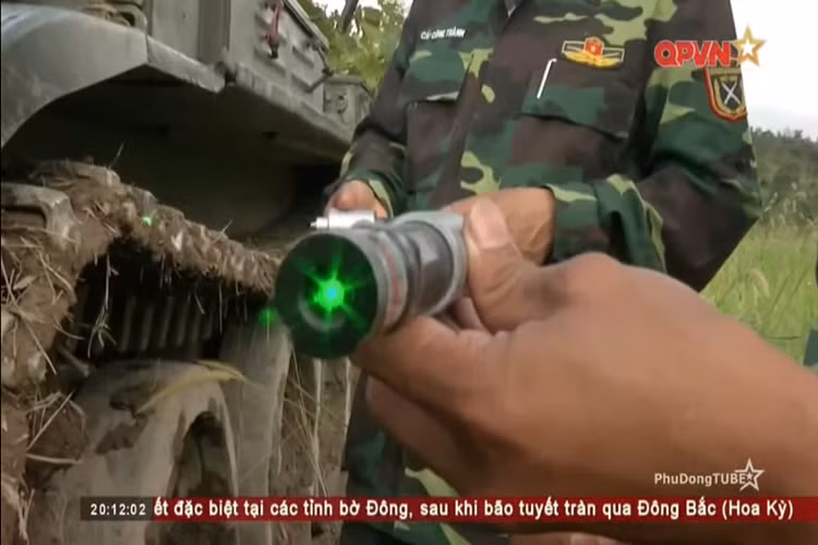 Bên cạnh đó, việc sử dụng thiết bị hiệu chỉnh cải tiến còn giúp giảm thời gian cũng như khẩu đội tham gia hiệu chỉnh cho mỗi xe tăng nên các đợt bắn thử nghiệm với mục tiêu giả định sau hiệu chỉnh luôn đảm bảo độ chính xác cao. Nguồn ảnh: QPVN.