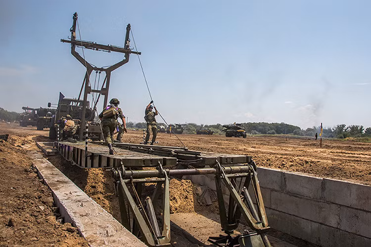 Một hình ảnh khác của công binh Nga trong hội thao quân sự Army Game với phần thi lắp ráp cầu cơ giới hạng nặng TMM-3. Nguồn ảnh: Sputnik.