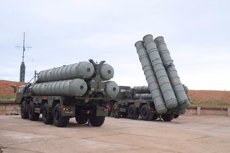 Mặc dù theo như Moscow tuyên bố việc triển khai S-400 tại Sevastopol là nhằm đáp trả lại các hành động khiêu khích của Kiev, nhưng trên thực tế S-400 tại bán đảo Crimea không phải dành cho Ukraine mà cho một mối đe dọa lớn hơn đến từ phía tây đó chính là NATO. Nguồn ảnh: Bộ Quốc phòng Nga.