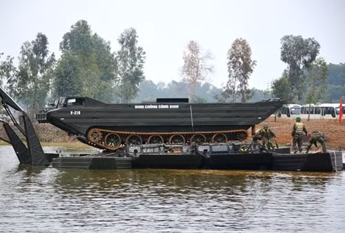 Vận chuyển phương tiện vượt chướng ngại nước.