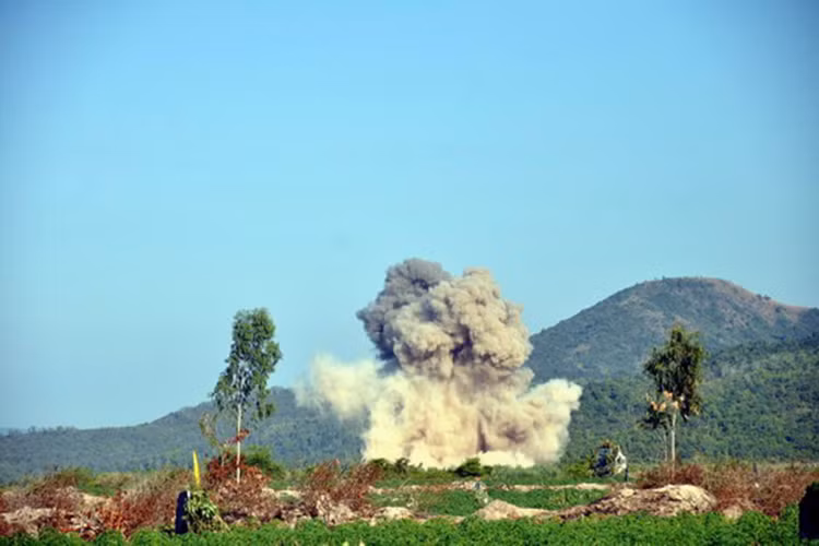 Hình ảnh những khẩu M114 của Lữ đoàn 572 tiêu diệt mục tiêu từng những phát bắn đầu tiên. Tầm bắn hiệu quả của mẫu pháo kéo này 14.6km. Nguồn ảnh: Báo Bình Định.